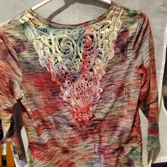 Anne Davis unique floral top with peplum and crochet back panel - Picture 4 of 4